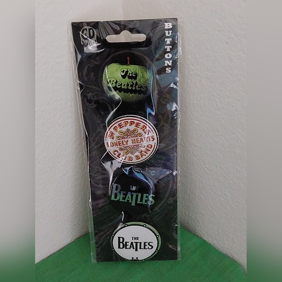 The Beatles set of 4 Pin Back Buttons 1.25 " New on card 2011 - Picture 5 of 7